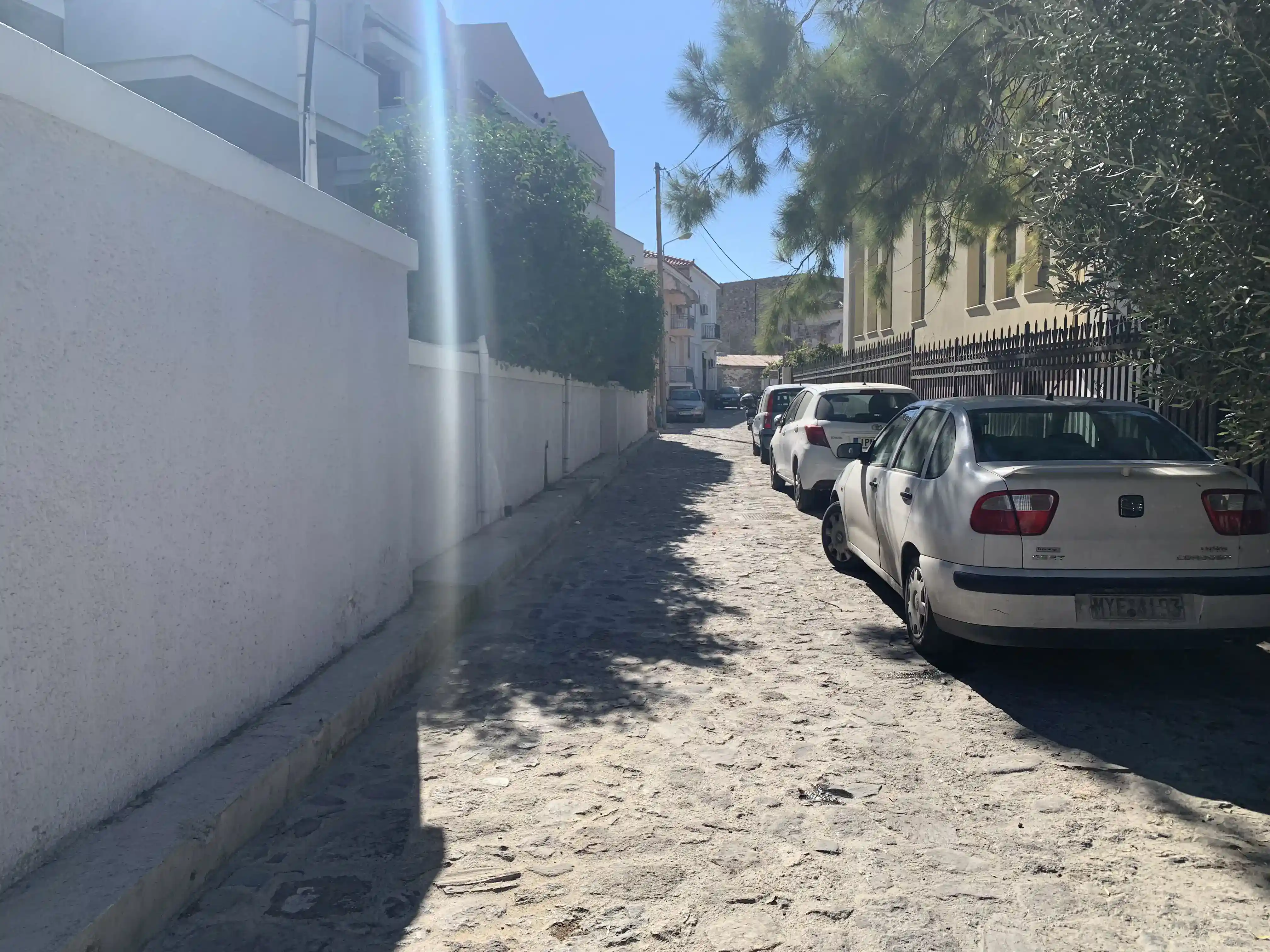 Απεικόνιση πλακόστρωτου του ίδιου δρόμου, όπου φαίνεται μεγαλύτερη έκταση του δρόμου.